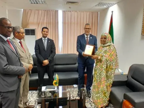 وزيرة الوظيفة العمومية والعمل تتسلم درع شركة كينروس تازيازت موريتانيا