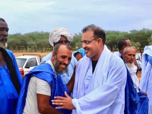 استقبال جماهيري حاشد للإطار وجاه بن علي لدى وصوله إلى اعوينات أزبل