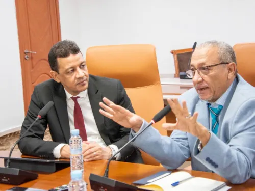 جلسة عمل لتحضير المزيد من المسابقات العمومية